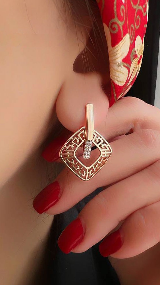گوشواره ژوپینگ جواهری مدل لوزی ورساچه