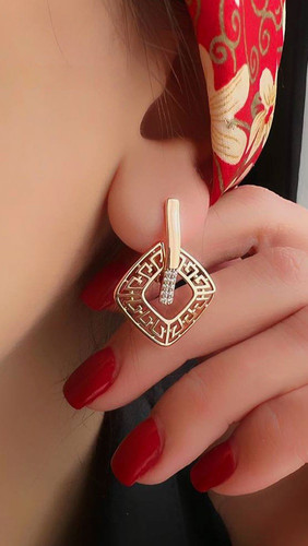 گوشواره ژوپینگ جواهری مدل لوزی ورساچه