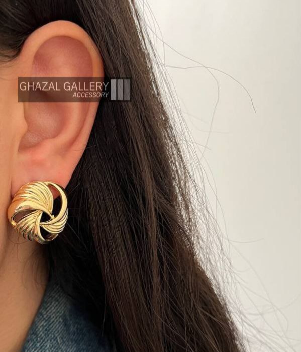 گوشواره میخی مدل گل پیچ برند فشن رنگ طلایی